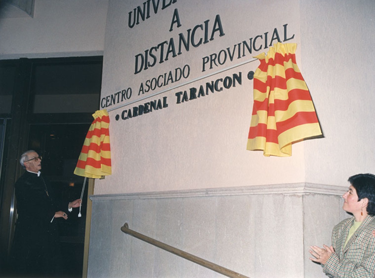 El   Cardenal Tarancón descubre la placa conmemorativa de la fachada con la   denominación del Centro Asociado de Castellón-Villareal "Cardenal   Tarancón" (1988)