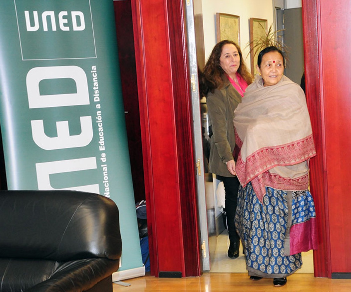 Visita   a la UNED de la activista internacional y fundadora de la organización   Maiti-Nepal, Anuradha Koirala, acompañada por la Vicerrectora de Estudiantes,   Consuelo Vélaz, que actuó de anfitriona (Imagen de José Rodríguez, 2016)