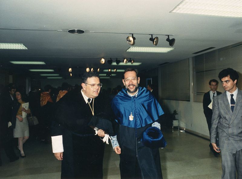 El Rector, Mariano Artés y Javier Solana, Ministro de Educación y Ciencia, antes de dar comienzo el acto de investidura "Doctor Honoris Causa" de Paul Anthony Samuelson (Imagen de Estudio Fotográfico Portillo, 1989).