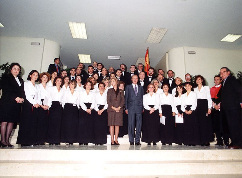 Retrato colectivo del Coro de la UNED con sus Majestades los Reyes, en el vestíbulo del edificio de Humanidades, durante el acto de inauguración del Instituto Universitario General Gutiérrez Mellado (Imagen de Jesús Mendo, 1997).
