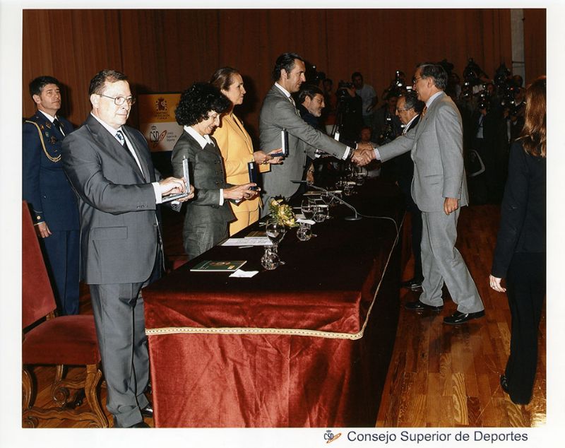 El Rector Juan Gimeno estrecha la mano de Jaime de Marichalar antes de recibir la medalla de plata en la entrega de distinciones de la Real Orden del Mérito Deportivo, acto celebrado el 7 de mayo de 2007 en el Consejo Superior de Deportes (Imagen de Cismakolor, 2000).