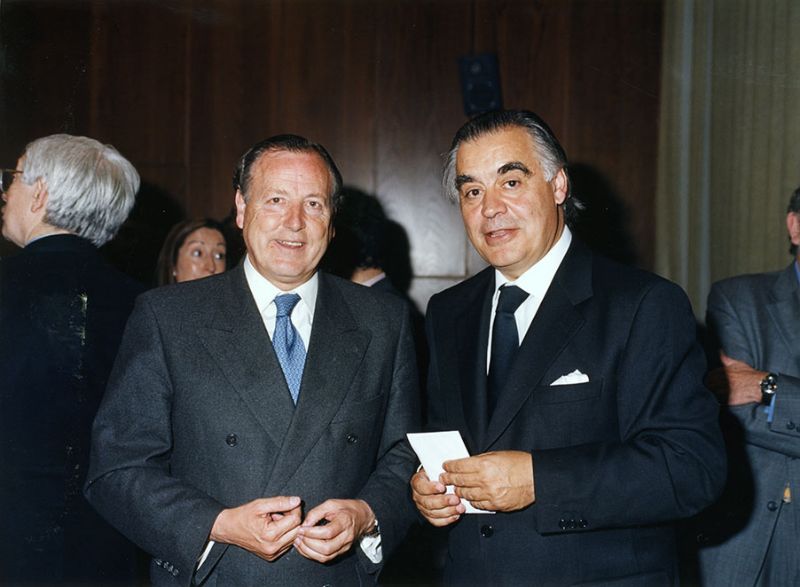 José María Álvarez del Manzano, Alcalde de Madrid, y el Rector Jaime Montalvo posan ante la cámara tras la toma de posesión de éste último como nuevo Rector de la UNED (Imagen de Jesús Mendo, 1999).