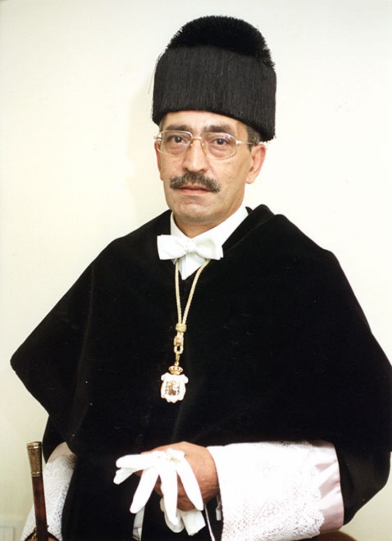 Retrato de Jenaro Costas Rodríguez, Rector de la UNED entre 1995 y 1999, posando de pie con el traje académico (1996).