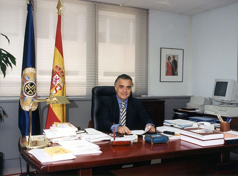 Retrato de Jaime Montalvo, Rector de la UNED entre 1999 y 2001, sentado en la mesa de su despacho (Imagen de Jesús Mendo, 1999).