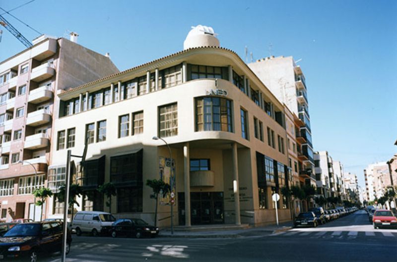 Fachada del Centro Asociado Provincial "Cardenal Tarancón", situado en un moderno edificio de Villarreal, en Castellón (1996).
  