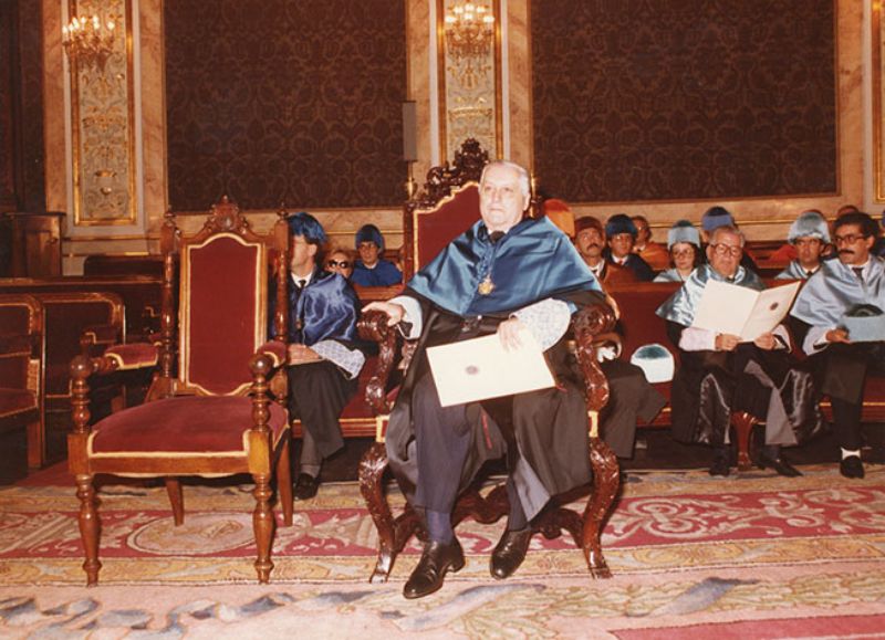 Ilya PrIgogine, Premio Nobel de Química en 1977, en su investidura como Doctor Honoris Causa por la UNED (1985).