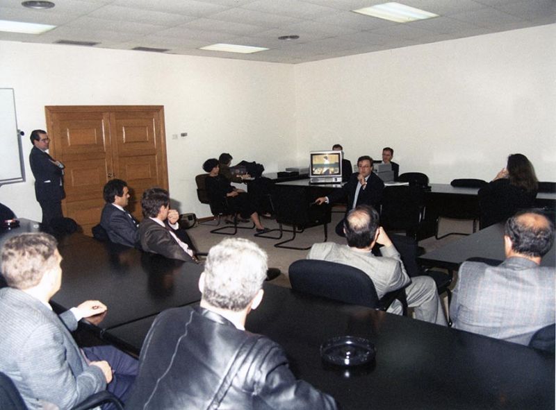 Reunión celebrada el 10 de mayo de 1990 con motivo de la presentación del Vídeo-Disco de la OTRI, la Oficina de Transferencia de Resultados de Investigación (Imagen de Estudio Fotográfico Portillo, 1990).