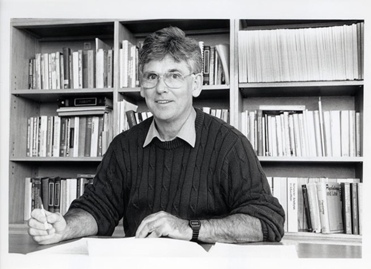 Retrato   en blanco y negro de Dereck Ernest Blackman, investido "Doctor Honoris   Causa" por la UNED el 9 de abril de 1997, a propuesta de la Facultad de   Psicología.