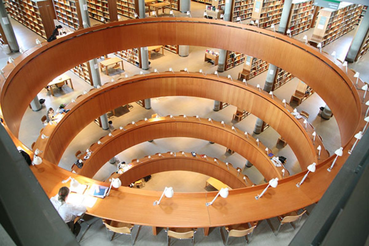 Salas   de lectura de la Biblioteca Central, situadas en torno a un espacio abierto   circular. Este edificio fue construido por el arquitecto José Ignacio   Linazasoro e inaugurado el 5 de diciembre de 1994. Imagen de Jesús Mendo,   2009)