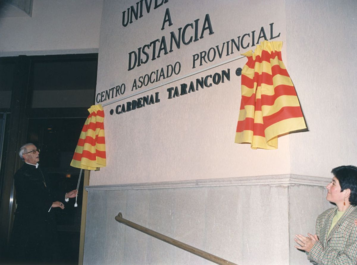 El   Cardenal Tarancón descubre la placa conmemorativa de la fachada con la   denominación del Centro Asociado Provincial "Cardenal Tarancón" de   Villareal en Castellón (1988)