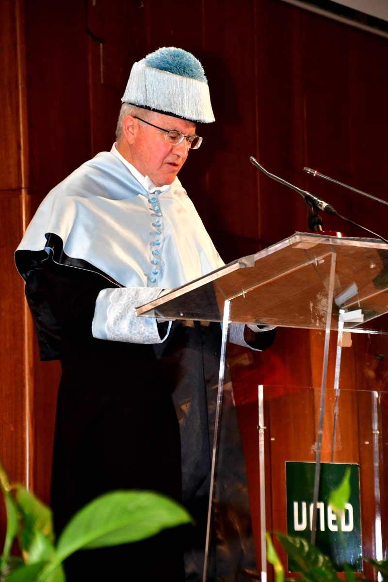 Ángel   López García-Molins, Doctor Honoris Causa por la UNED en 2018, realiza su   discurso de agradecimiento desde el atril