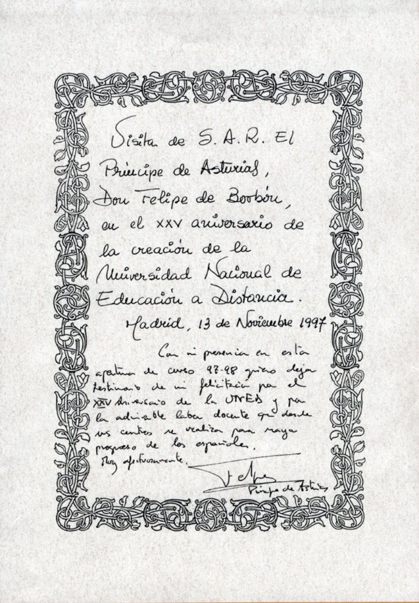 Copia   de una página del Libro de Honor de la Universidad firmada por el Príncipe   Felipe de Borbón en el XXV aniversario de la creación de la UNED (1997)