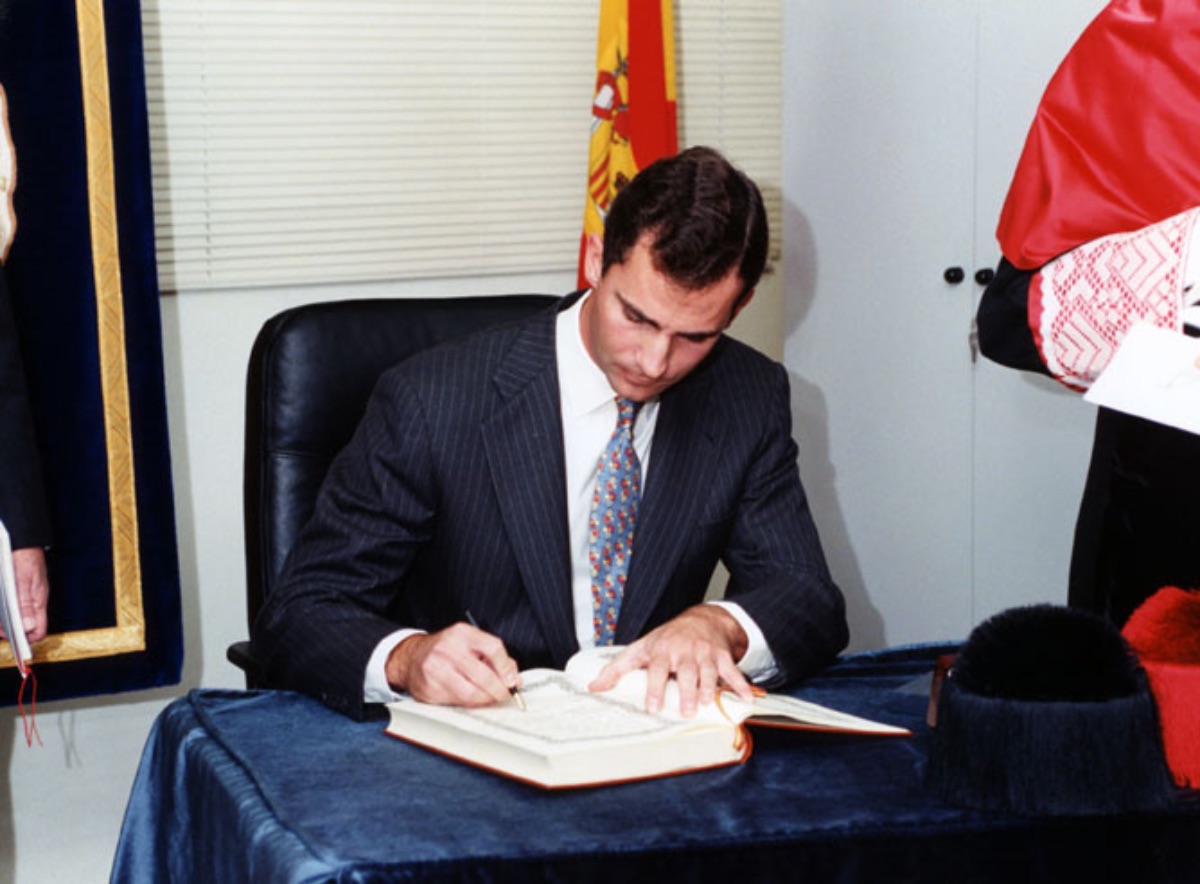 El   Príncipe Felipe de Borbón firma en el Libro de Honor de la UNED, tras su   participación en el acto de apertura del curso académico 1997/98 (Imagen de   Jesús Mendo, 1997