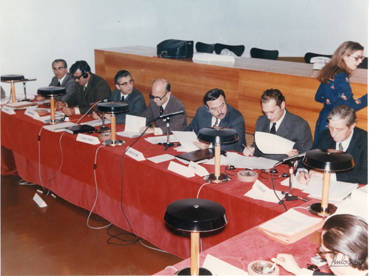 Imagen   del Seminario de Buitrago, reunión que tuvo lugar en la Estación de   Comunicaciones por Satélite de Teléfonica en diciembre de 1972. La mesa está   presidida por Manuel Jesús García Garrido, Rector de la UNED (Imagen de   Aulocolor, 1972)