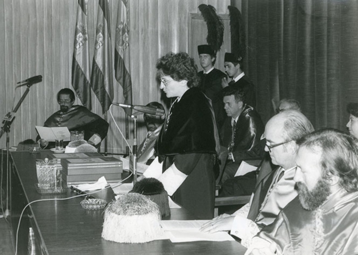 Mesa   presidencial en el acto de apertura del curso académico 1983/1984, presidida   por la Rectora Elisa Pérez Vera, que tuvo lugar en el Salón de Actos de la   Facultad de Bellas Artes de la Universidad Complutense (1983)