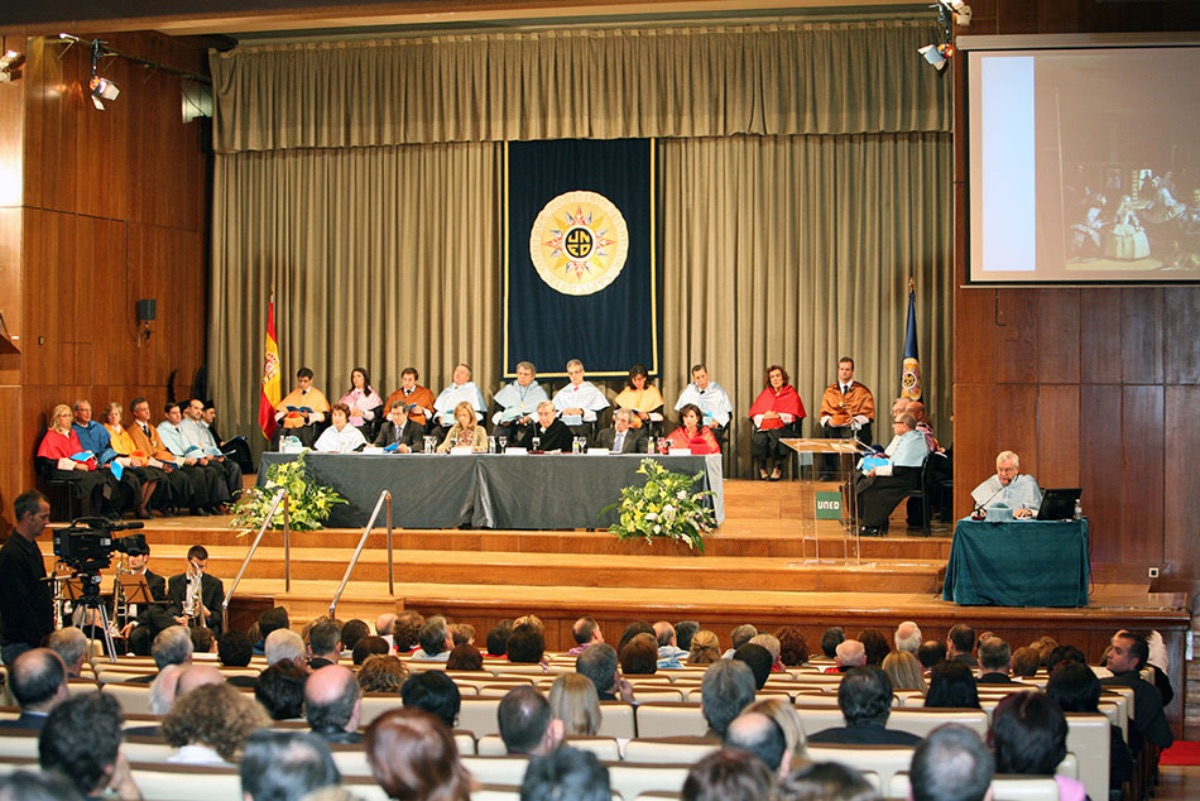 Solemne   acto de apertura del curso académico 2008/09, celebrado en el Salón de actos   de Humanidades, presidido por el Rector Juan Gimeno y acompañado por Cristina   Garmendia, Ministra de Ciencia e Innovación (Imagen de Jesús Mendo, 2008)