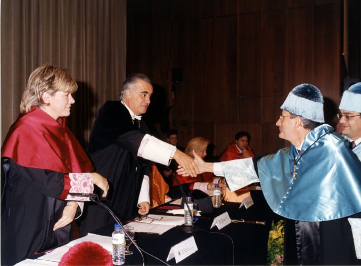 El   Rector Jaime Montalvo durante la ceremonia de nombramiento de nuevos   Catedráticos, junto a la Ministra de Educación, Cultura y Deportes, Pilar del   Castillo (Imagen de Jesús Mendo, 2000)