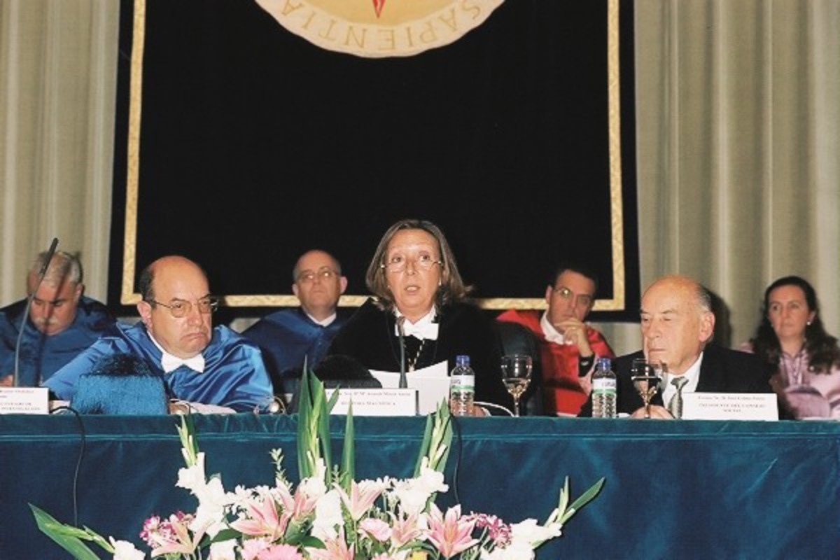 Imagen   de la Rectora Araceli Maciá durante su discurso final en el acto de apertura   del curso académico 2004-2005. A su derecha, Salvador Ordoñez, Secretario de   Estado de Universidades )Imagen de Jesús Mendo, 2004)