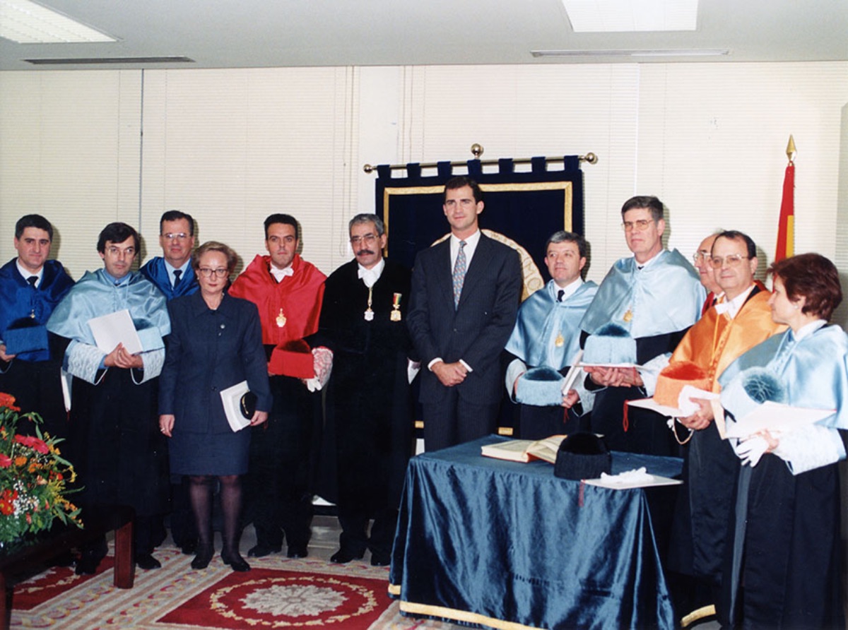 Retrato   colectivo del Príncipe Felipe de Borbón junto al Rector Jenaro Costas y su   equipo (Imagen de Jesús Mendo, 1997)