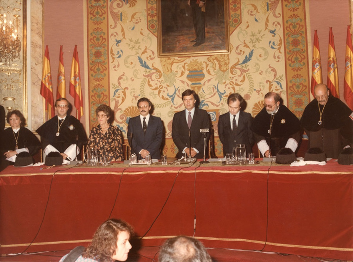Vista   parcial de la mesa presidencial en el acto de apertura del curso académico   1983/1984 de las universidades madrileñas y la UNED. Presidiendo el acto,   Felipe González Márquez, Presidente del Gobierno. A su derecha, el Presidente   de la Comunidad de Madrid, Joaquín Leguina (1983)