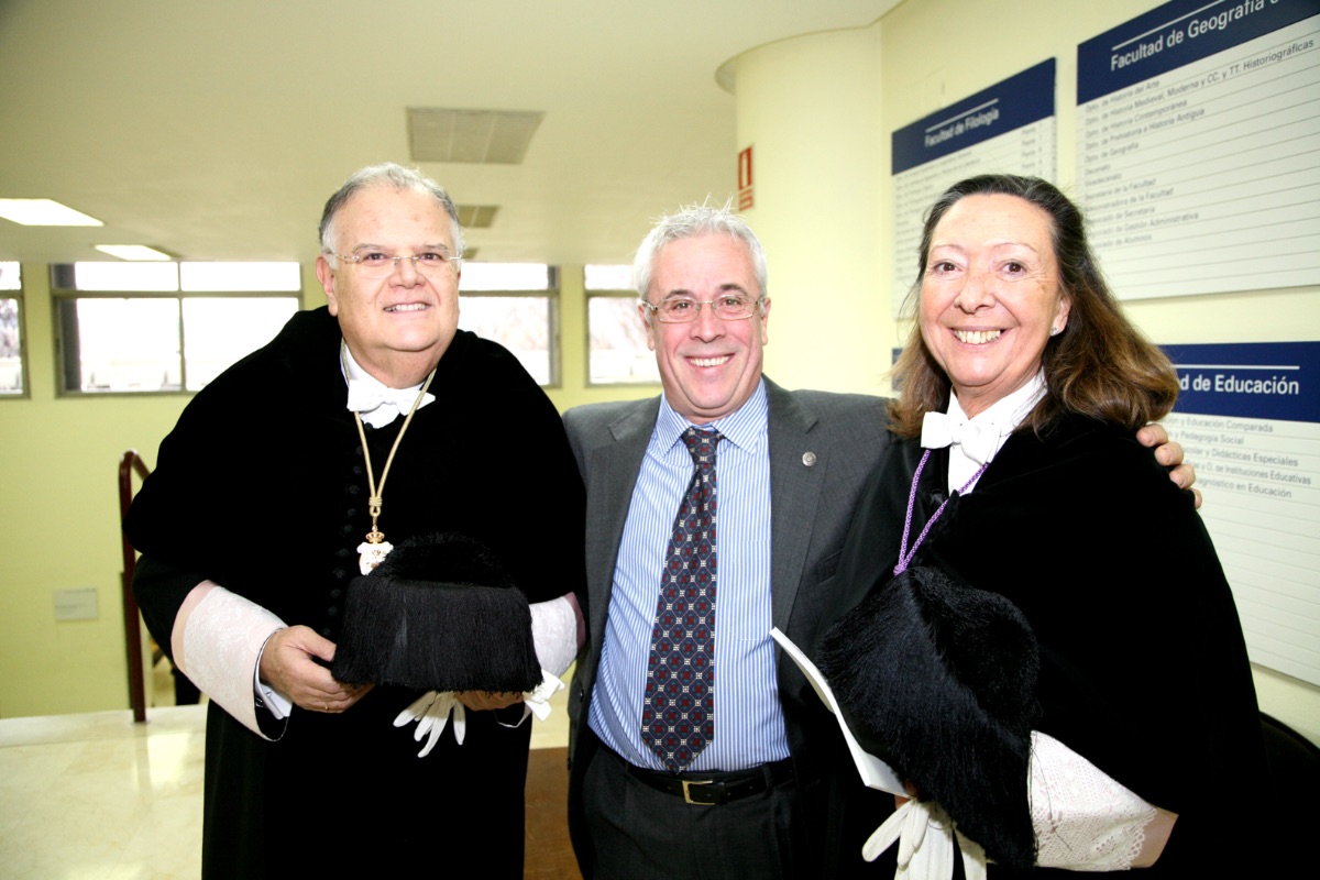 Los   Rectores Honoríficos Mariano Artés y Araceli Maciá junto a Julián Hermoso en   el acto de investidura deJuan Díez Nicolás como Doctor Honoris Causa de la   UNED (2012)