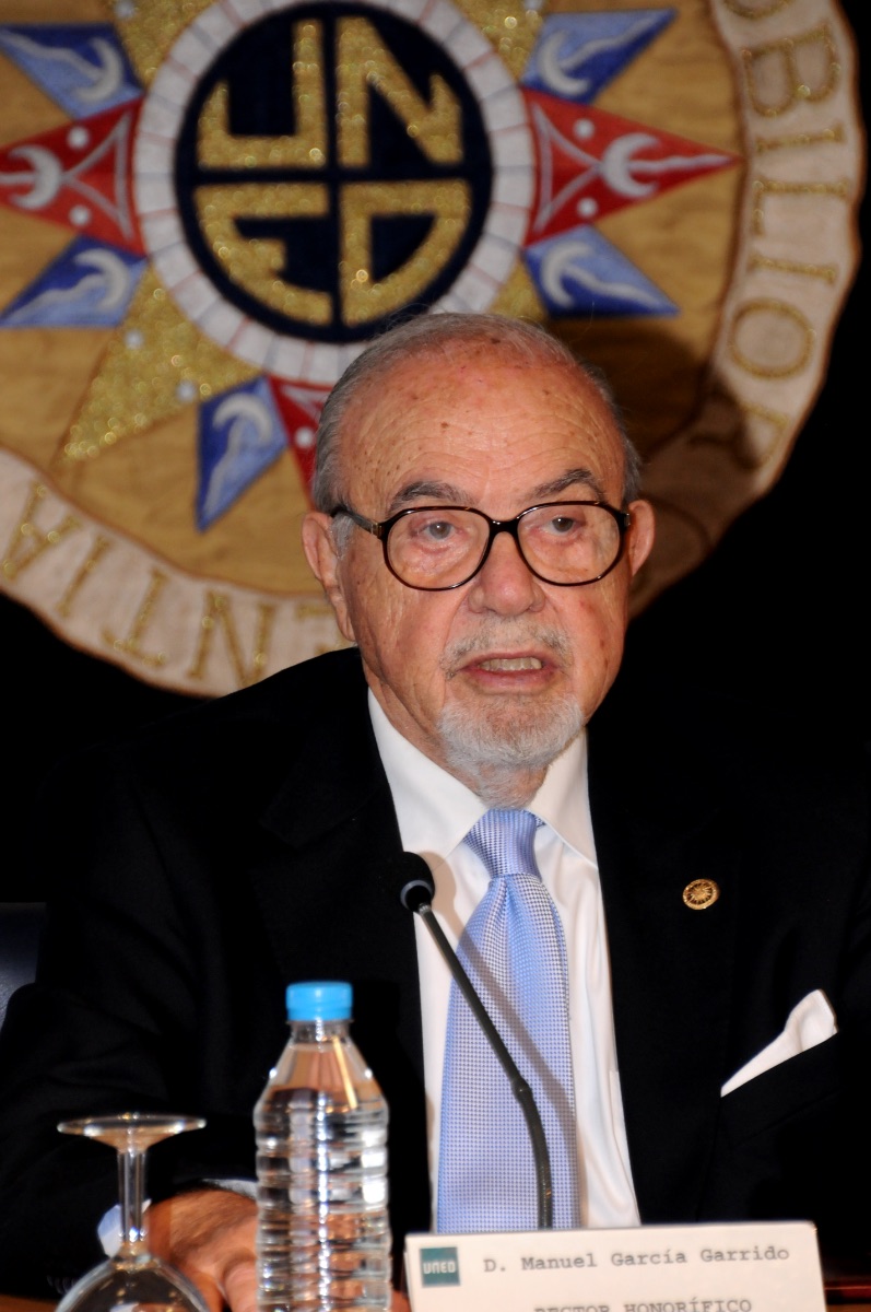El   Rector Honorífico, Manuel García Garrido, abriendo el acto del 40 Aniversario   de Radio UNED (2014)