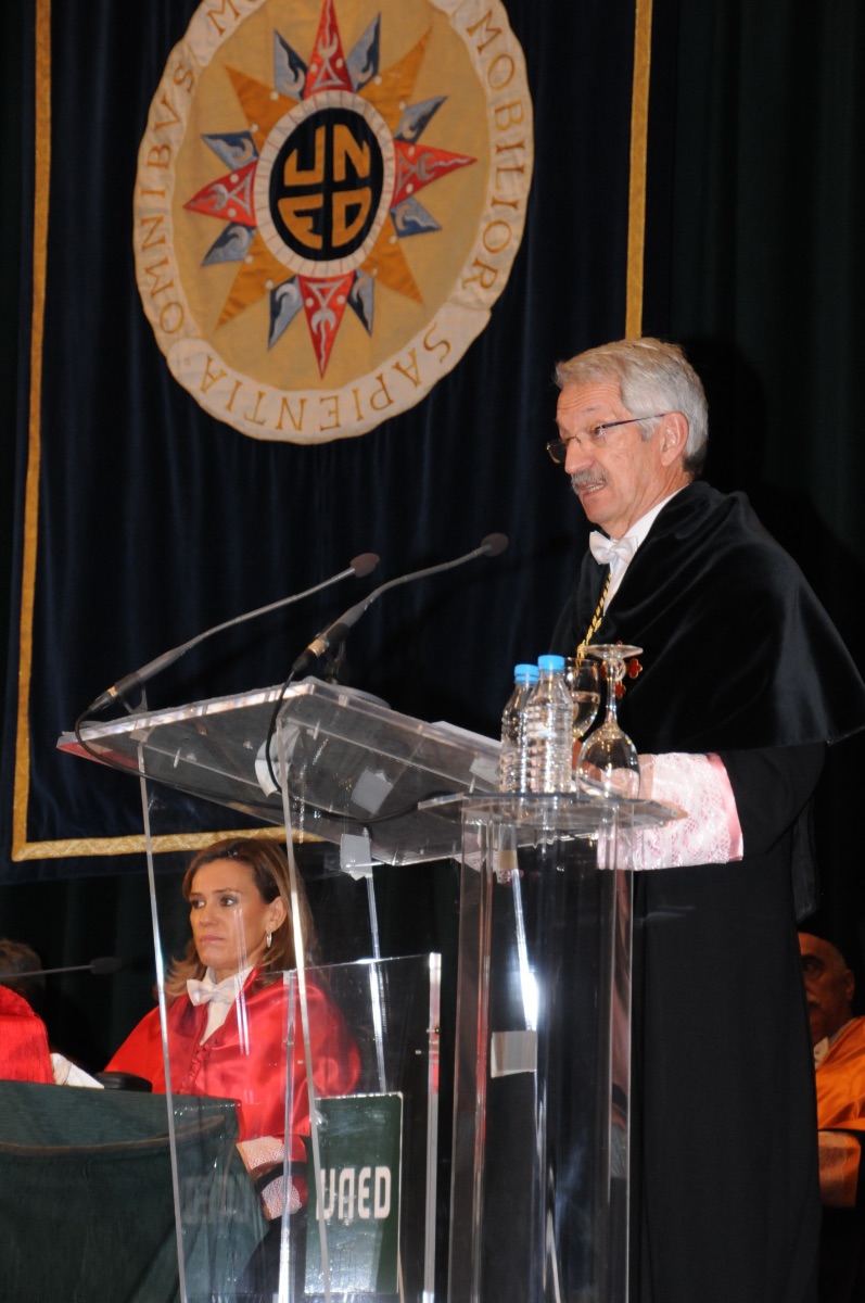 El   Rector Alejandro Tiana Ferrer en el atril, en el acto de apertura del curso   2014/15