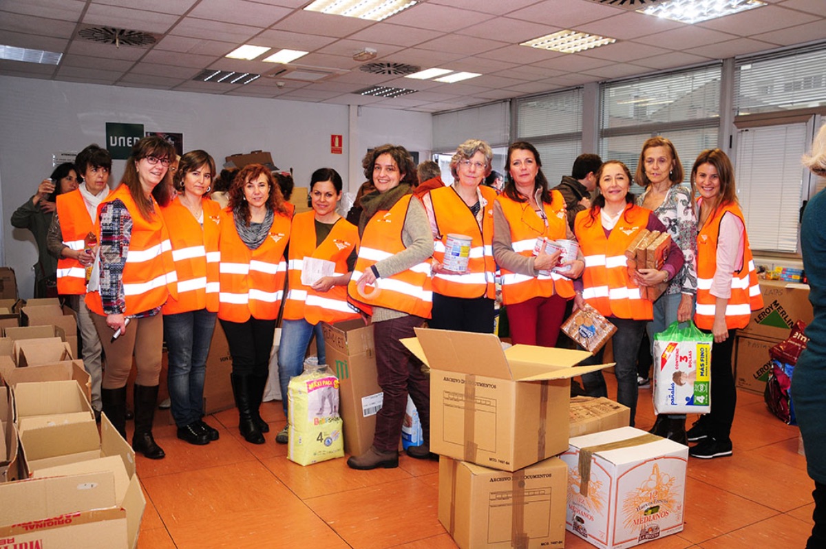Voluntarios   en la I Campaña UNED-OLVIDADOS de recogida de alimentos para el campamento   griego de Katsikas (Imagen de José Rodríguez, 2016)