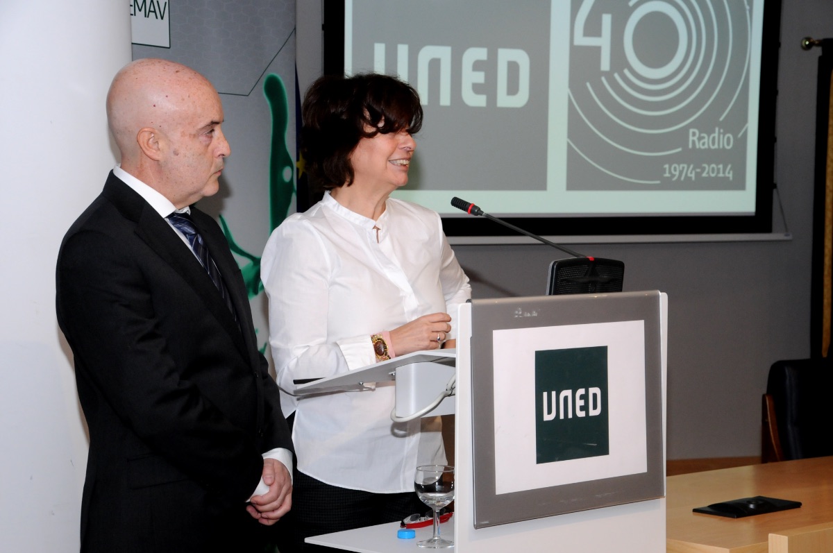 Acto   conmemorativo del 40 aniversario de la Radio de la UNED en el que Isabel   Cubillo y Pedro Domínguez presentan su vídeo documental sobre la historia de   este medio (2014)