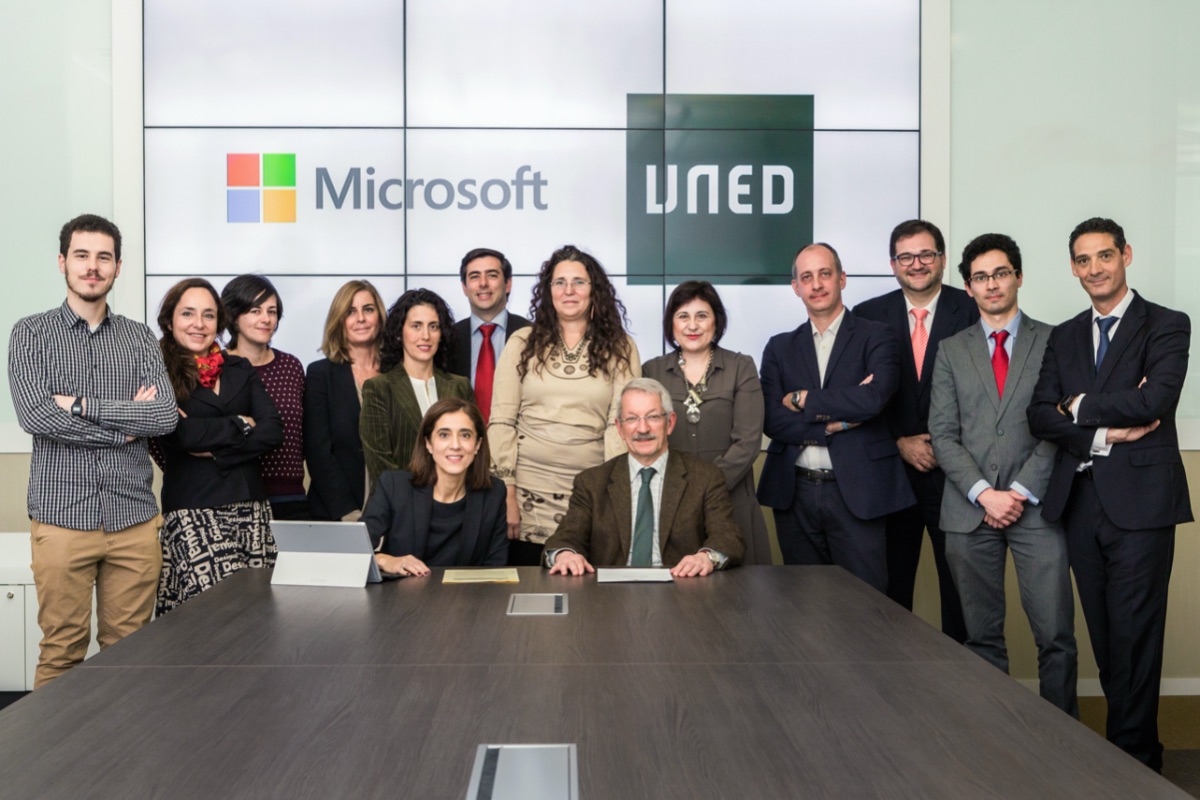 El   Rector Alejandro Tiana Ferrer firma un convenio con Microsoft, compañía   representada por Pilar López Álvarez, Presidenta de Microsoft Ibérica (2015)