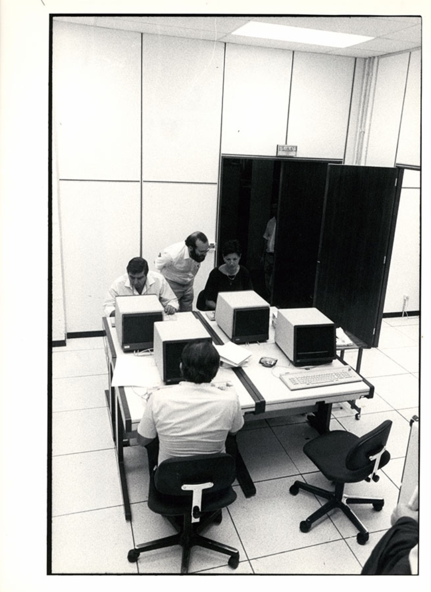 Personal   de la UNED trabajando en las instalaciones del Centro de Proceso de Datos   )Imagen de Juan C. Tirado, 1987)