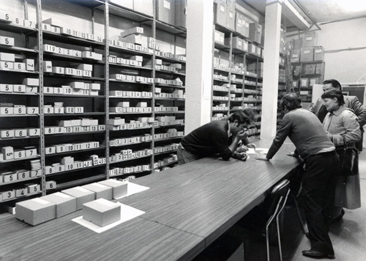 Personal   de la UNED trabajando en la sala de distribución de casetes del CEMAV  (Imagen de A.V. Gilbert-A. Rigaud, 1984)