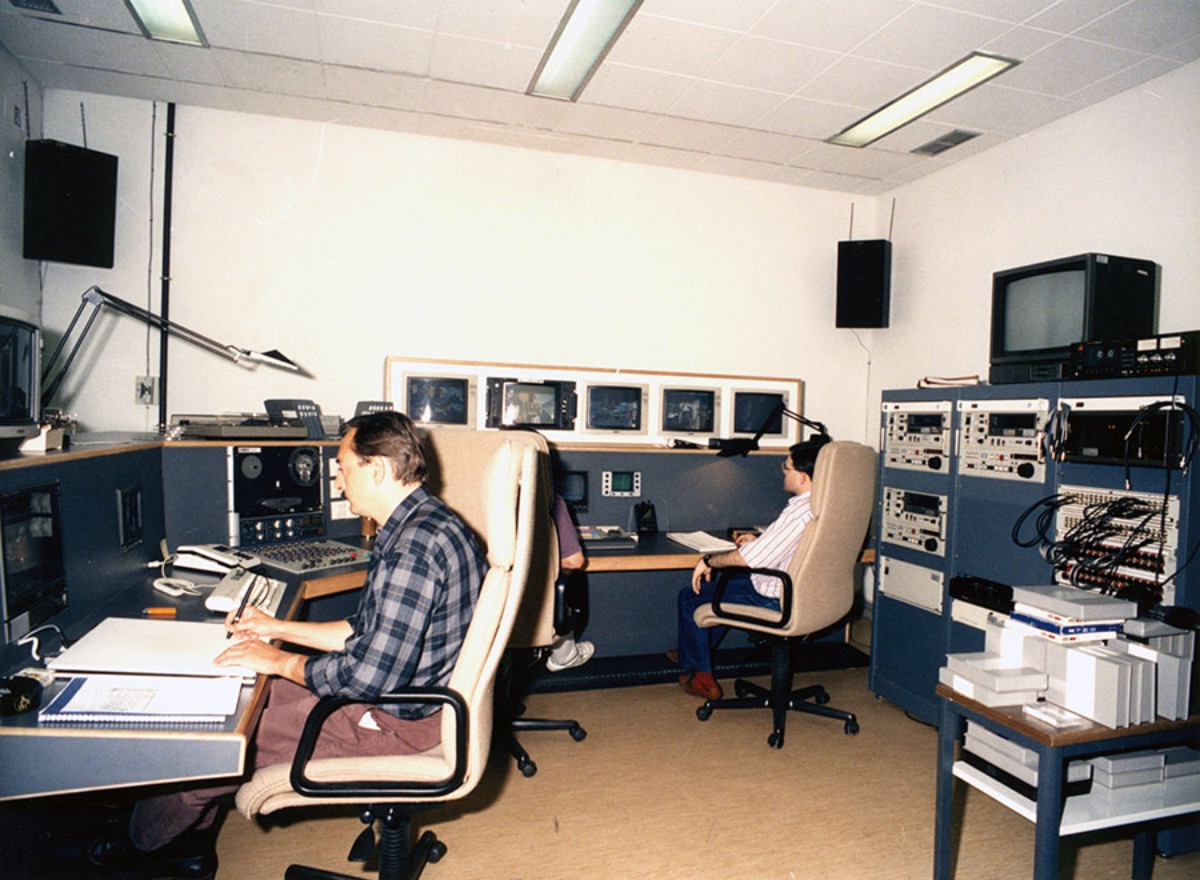 Personal   de la UNED trabajando en el estudio de edición de vídeo del CEMAV (Imagen de   Estudio fotográfico Portillo, 1990)