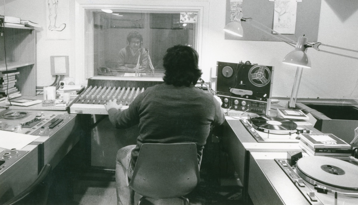 Personal   de la UNED trabajando en el estudio de grabación de radio del CEMAV (Imagen   de A.V. Gilbert-A. Rigaud, 1984)
