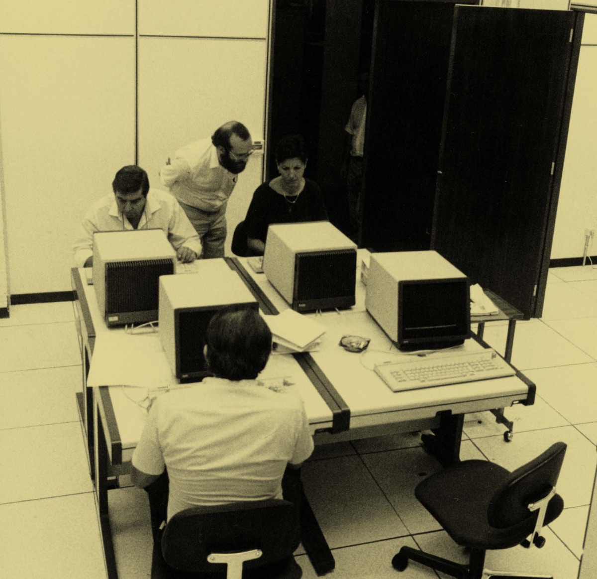 Sala de   informática con los primeros ordenadores de la UNED