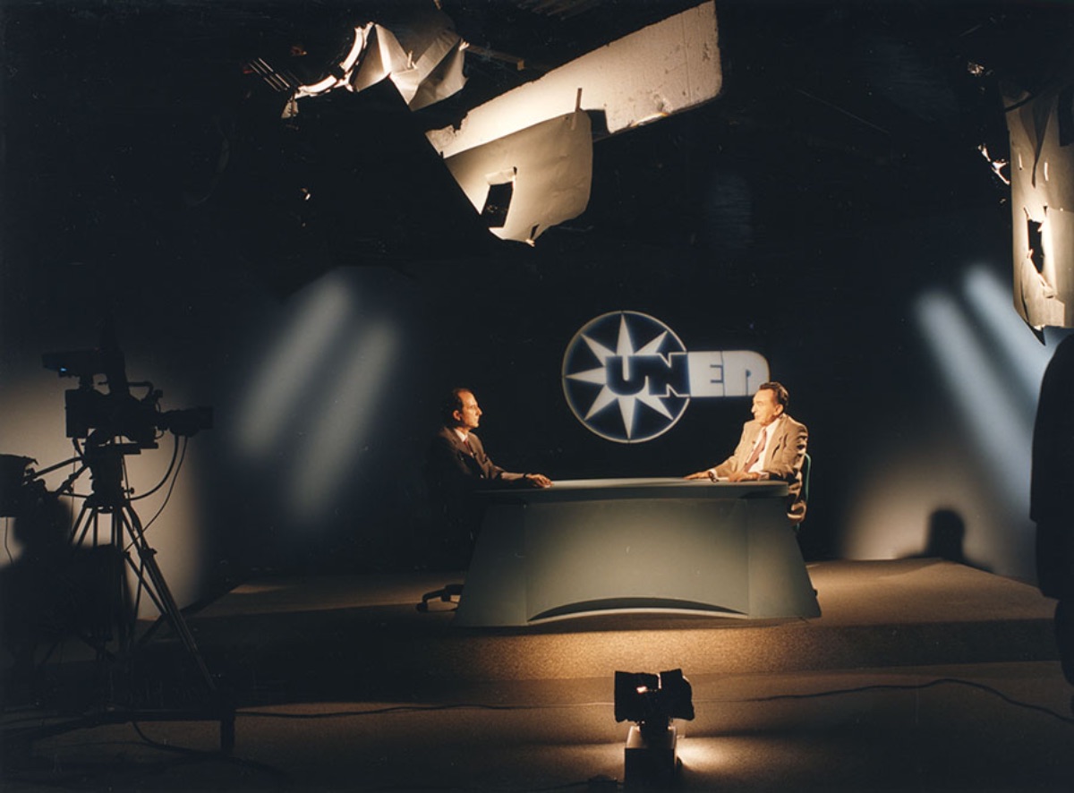 Imagen   de un plató del CEMAV durante la grabación de un programa de la televisión   educativa de la UNED (Imagen de Jesús Mendo)