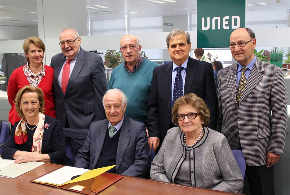 Imagen   de algunos de los miembros de la Asociación de Jubilados de la UNED en la   presentación de la Asociación de Jubilados de la UNED (Jubiluned)  (Imagen de Óliver Yuste, 2015)