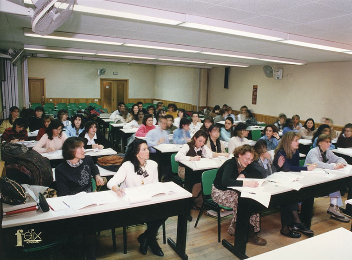 Aula   del Centro Asociado de Logroño durante una tutoría en 1996 (Imagen de   Félix  Fotógrafo)