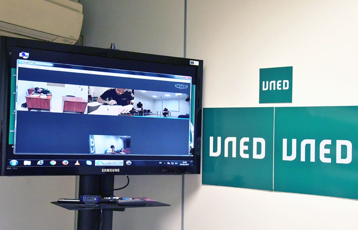 Imagen   de alumnos de la UNED realizando los exámenes por videoconferencia (Imagen de   José Rodríguez, 2017)