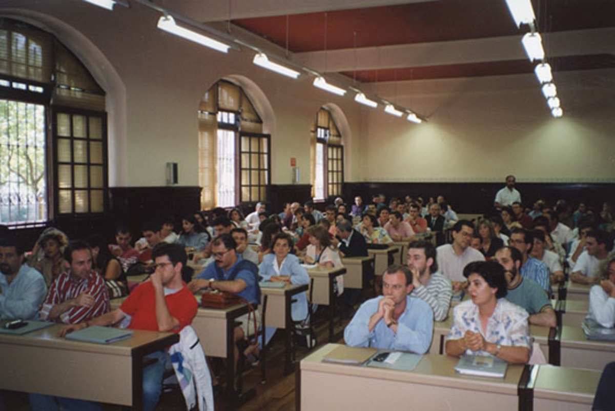 Aula   del Centro Asociado de Vitoria llena de alumnos durante la celebración de los   V Cursos de Verano de la UNED en Vitoria (1994)