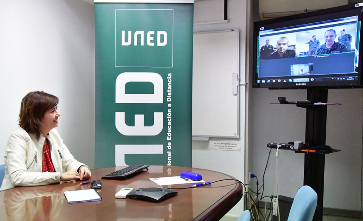 Imagen   de Rocío Muñoz Mansilla, Vicesecretaria General de Pruebas Presenciales,   realizando exámenes por videoconferencia a los militares trasladados en   misiones en el extranjero (Imagen de José Rodríguez, 2017)
