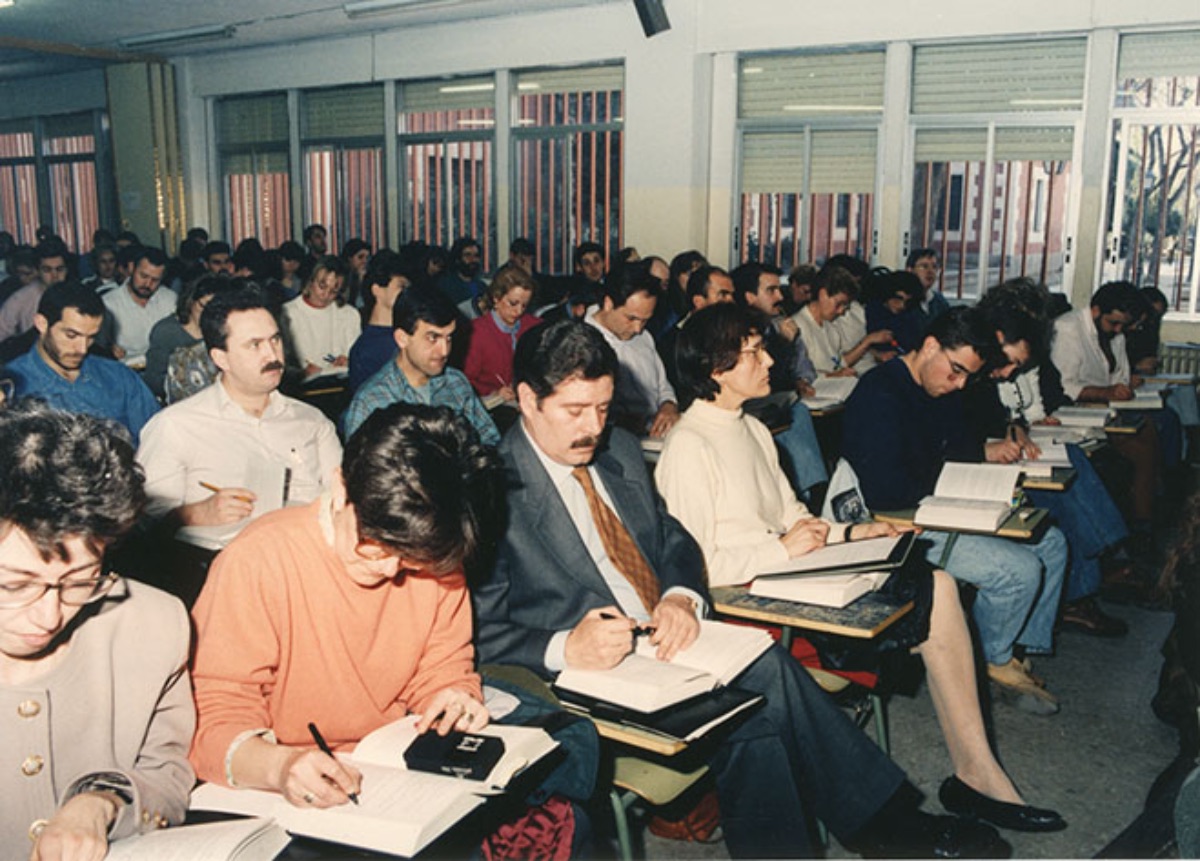 Alumnos   durante una tutoría en el Centro Asociado de Barceló en Madrid (Imagen de   Estudio Fotográfico Portillo, 1993)