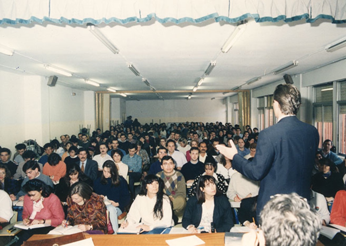 Vista   general de un aula del Centro Asociado de Madrid (Barceló) llena de alumnos   escuchando y tomando apuntes durante una tutoría (Imagen de Estudio   Fotográfico Portillo, 1993)