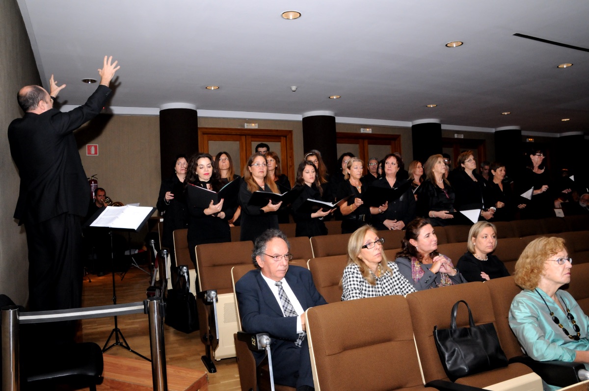 El coro   UNED participando en el acto de apertura del curso 2015/2016
