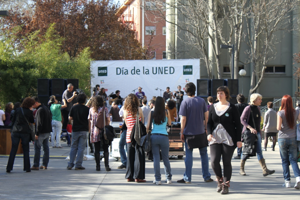 Asistentes   al concierto del grupo Calocando en la celebración del Día de la UNED en el   parking de la Facultad de Geografía e Historia (2011)