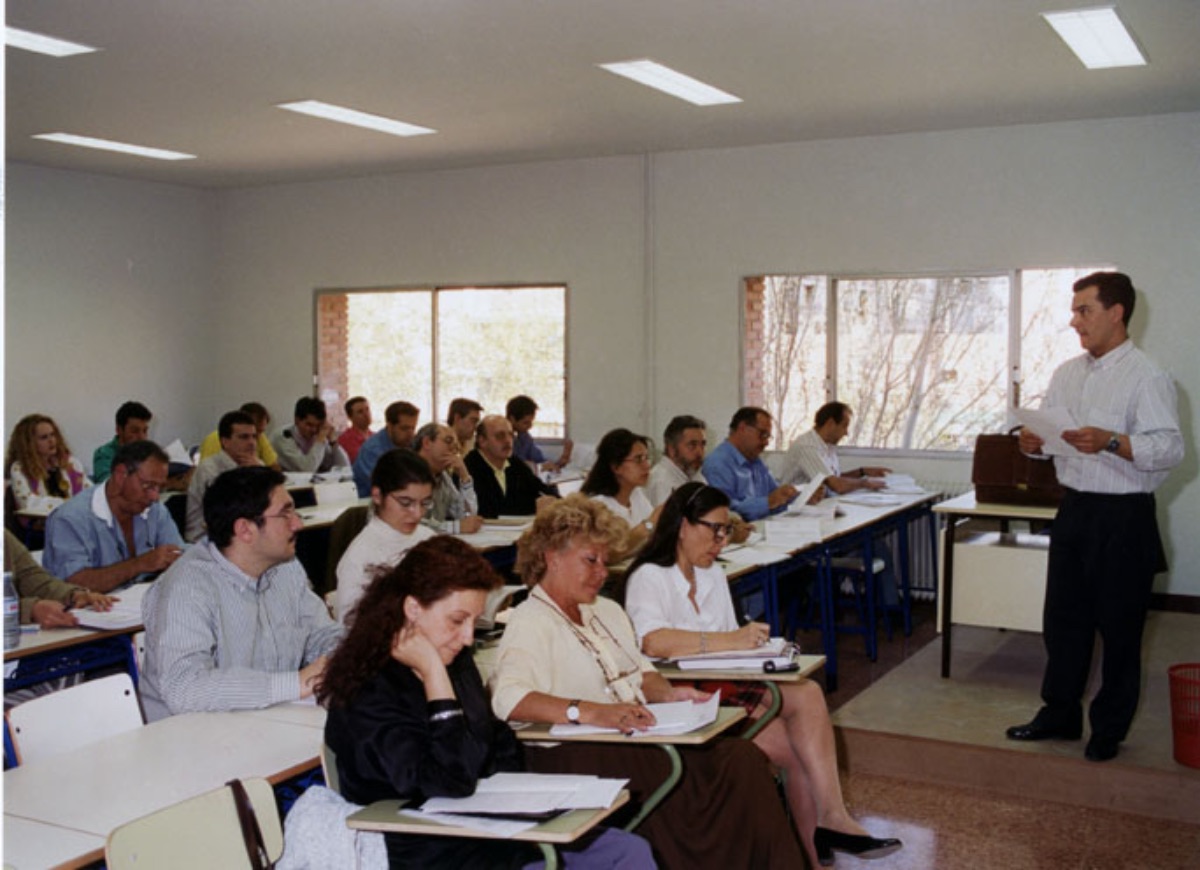 Aula   del Centro de Ciencias Jurídicas y Sociales (Centro Asociado de Madrid   "Jacinto Verdaguer") durante una tutoría en 1997 (Imagen de Jesús   Mendo)