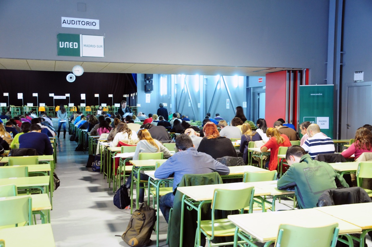 Alumnos   durante los exámenes en el centro de Madrid-Sur