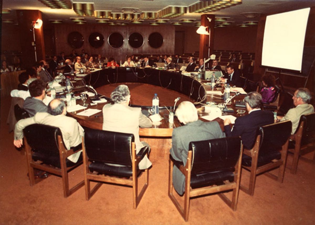 Vista   general de la mesa redonda en el Congreso Internacional de Universidades   Abiertas y a Distancia que tuvo lugar en el Salón de Actos del Servicio de   Publicaciones del Ministerio de Educación y Ciencia (Imagen de A.V.   Gilbert-A.Rigaud, 1983)