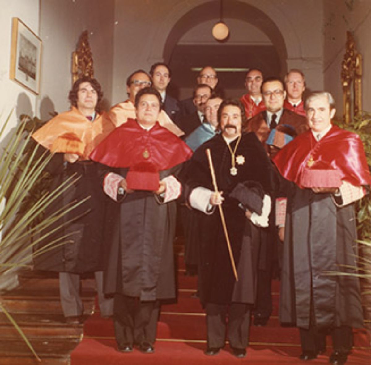 Miembros   del equipo rectoral de Juan Díez Nicolás durante el Acto de apertura del   curso académico 1976, en la escalera del Paraninfo de San Bernardo, vestidos   con traje académico (Imagen de Poli-Rub, 1976)