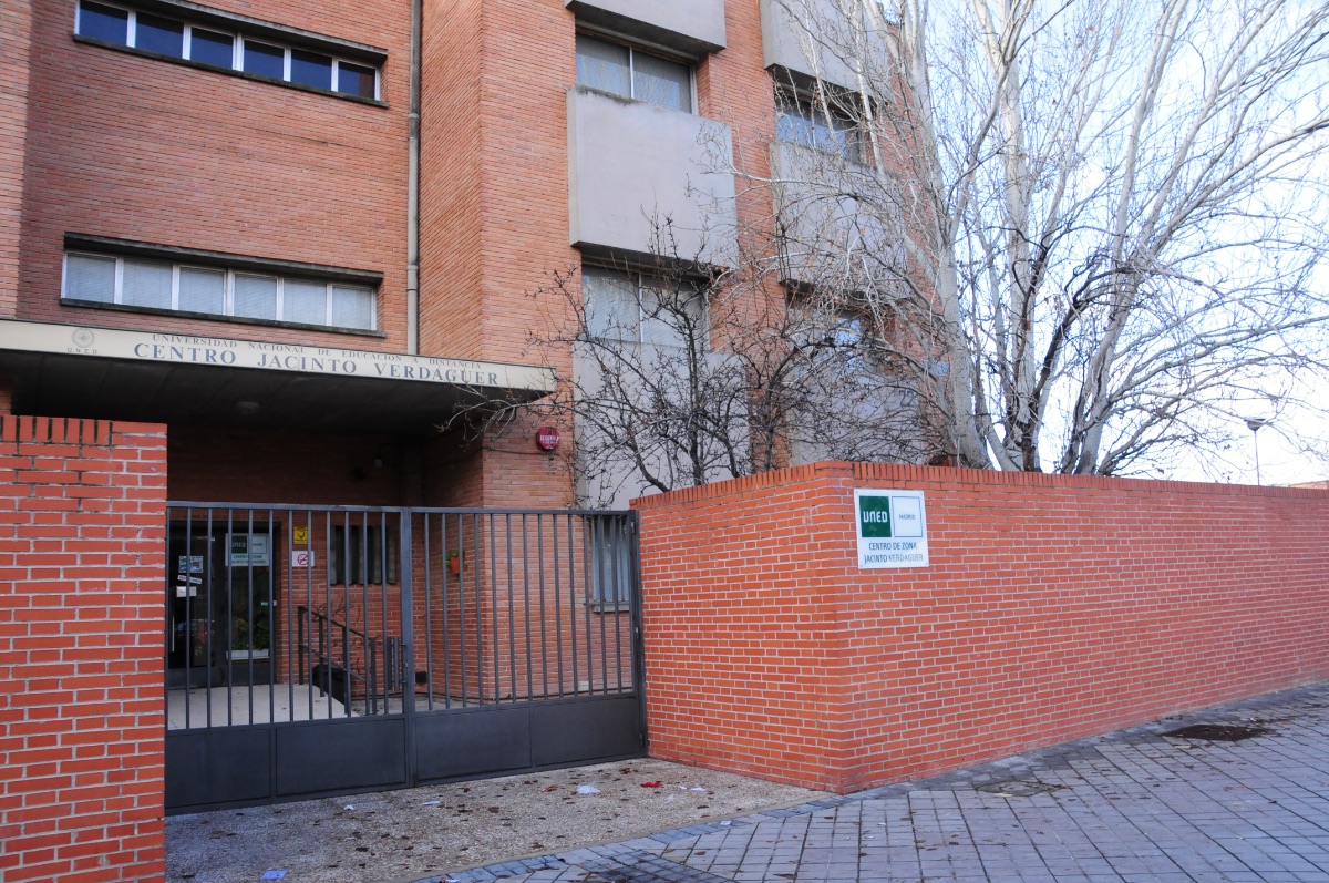 Fachada   del edificio del Centro Asociado    "Jacinto Verdaguer" (Madrid) 